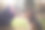 一位年轻的成年妇女在公园里牵着她的德国牧羊犬散步图片下载