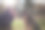 一位年轻的成年妇女在公园里牵着她的德国牧羊犬散步图片下载
