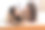 家庭娱乐和活动。细心的年轻母亲和她可爱的女儿在家里的床上看书。睡前故事图片下载