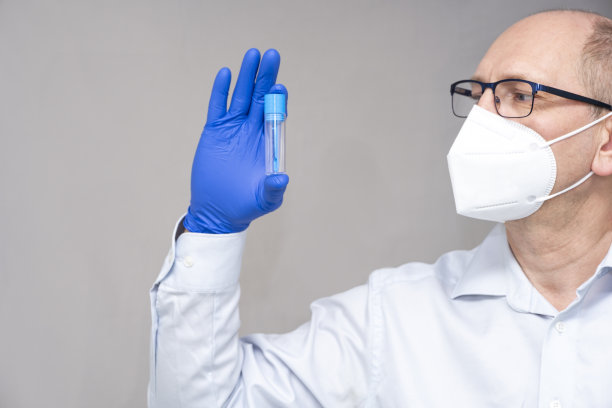 戴着口罩的白人医生手拿粪便检测罐，进行幽门螺杆菌实验室研究。分析设备照片图片下载