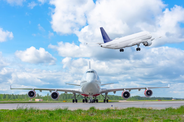 客机在机场，飞机在天空飞翔。图片下载