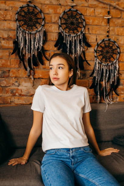 时尚的女孩穿着白色t恤和太阳镜在工作室摆姿势图片下载