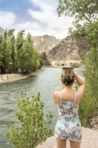 女摄影师在阿图尔河行动。阿图尔峡谷，圣拉斐尔，阿根廷门多萨。图片下载