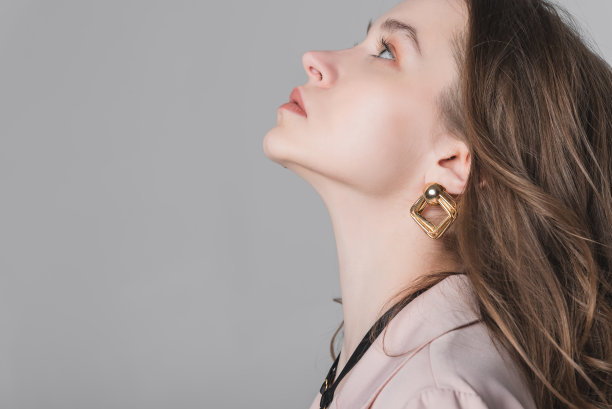 一幅画着化妆和长卷发的美丽女人的肖像在工作室里。时装摄影的概念图片下载