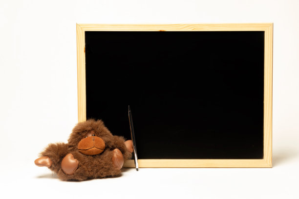 墙上以白色为背景的黑色校董会写留言待办事项清单和一个猴子购物清单图片下载