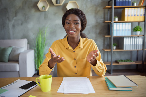 照片的非洲裔美国迷人的女人讲网络摄像头新员工人力资源室内办公室工作场所图片下载