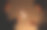两个微笑的亚洲女孩在中国新年玩烟花图片下载