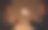 两个微笑的亚洲女孩在中国新年玩烟花图片下载