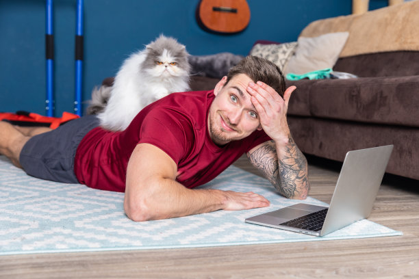 一个年轻人在家和他的宠物一起训练图片下载