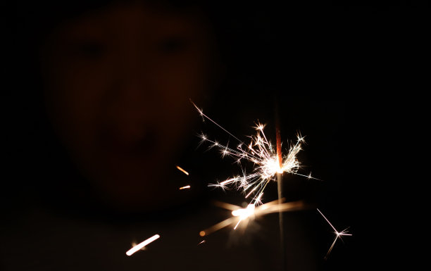 两个微笑的亚洲女孩在中国新年玩烟花图片下载