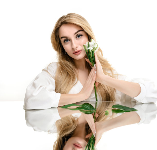 美丽的少女脸上带着鲜花。镜子里的倒影。孤立在白色图片下载