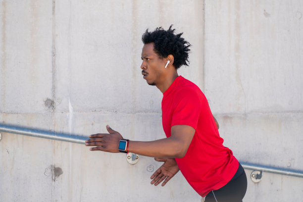 一个黑人运动员在户外做运动。图片下载