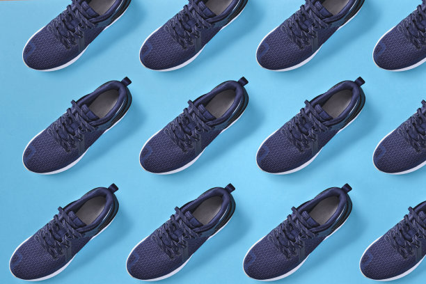 图案与图像的运动鞋，运动俯视图，文本空间。运动员的集合。平面构成。运动不分性别，男女健身。图片下载