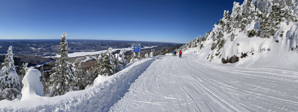 蒙特和湖震动的全景鸟瞰图在冬天与滑雪者斜坡下山，魁北克，加拿大图片下载