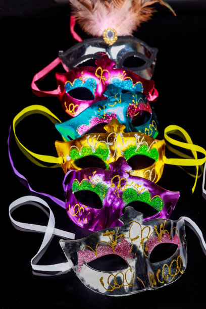 狂欢节面具上的黑色背景。犹太普林节。图片下载