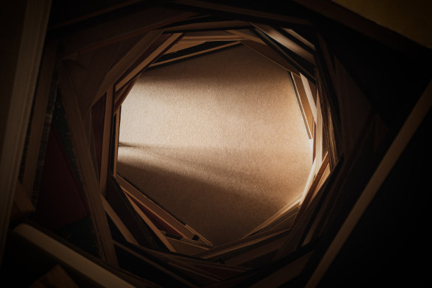 书是建筑中的墙，人的影子进入建筑。阅读、文学、诗歌和图书馆概念艺术照片。图片下载