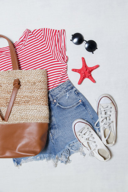 简单的夏装，牛仔短裤和条纹棉布衬衫配上白色的配饰。女士休闲时尚单品，俯视图。图片下载