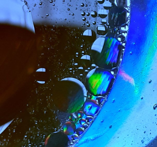 抽象描绘的油球漂浮在液体上的蓝色背景股票照片图片下载