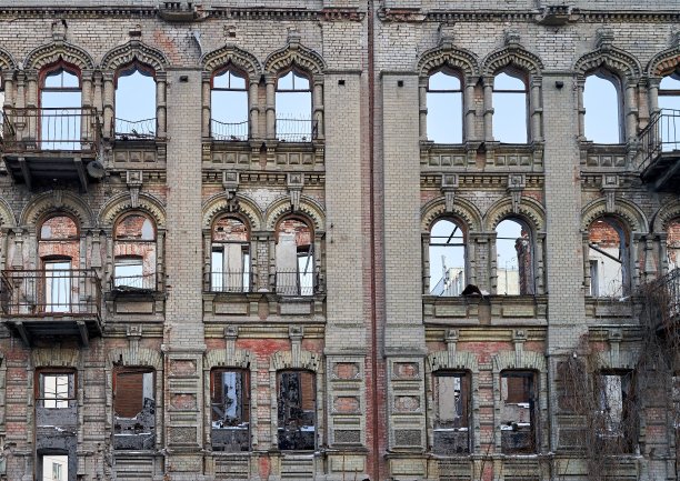 建筑物被毁坏的正面还在图片下载