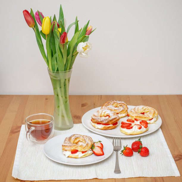 奶油泡芙蛋糕配生奶油和草莓图片下载