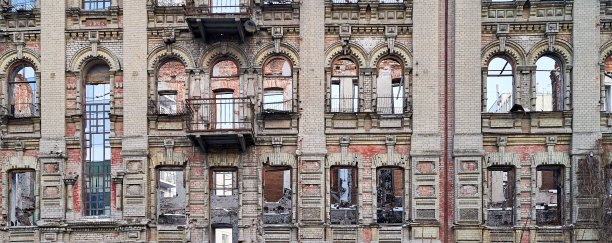 建筑物被毁坏的正面还在图片下载