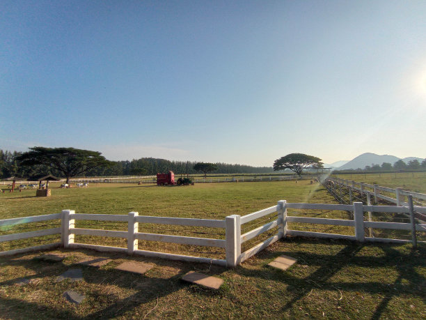 农场里有白色篱笆的干草地图片下载