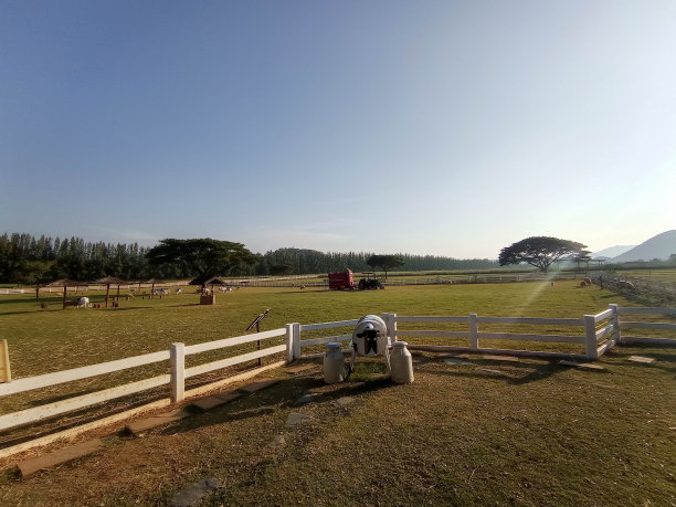 农场里有白色篱笆的干草地图片下载