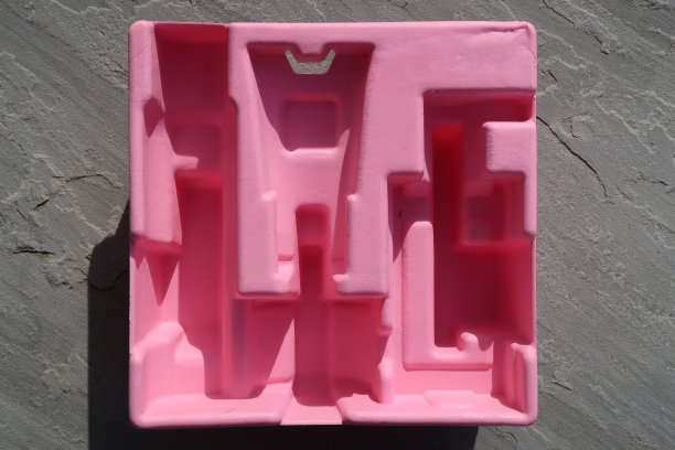 近距离观察粉红色聚苯乙烯泡沫包装。抽象背景纹理图案图片下载