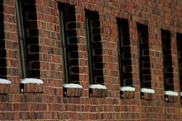 砖墙上的窗户图片下载