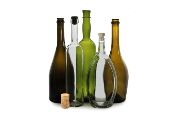 白葡萄酒瓶和白色椭圆形伏特加酒瓶附近的绿色葡萄酒瓶和棕色葡萄酒瓶孤立的白色图片下载