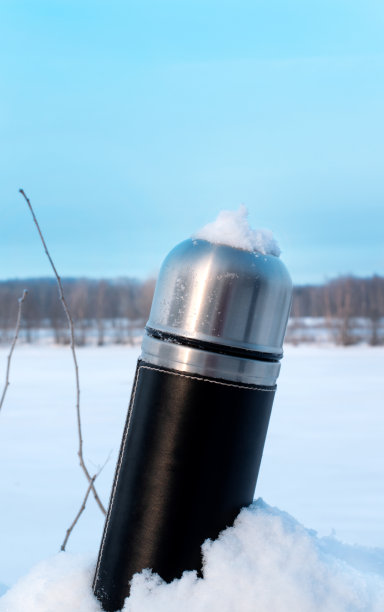 冰天雪地里的铁制热水瓶图片下载