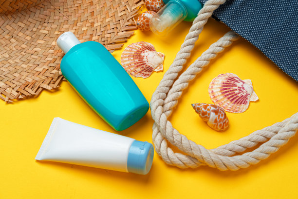 沙滩帽和防晒瓶。假期的概念图片下载