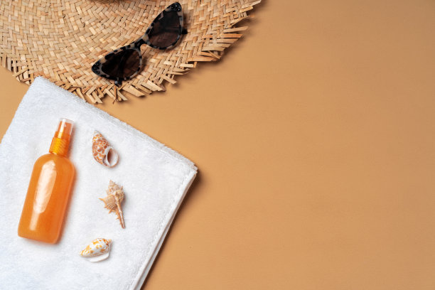 用毛巾、帽子和太阳镜做防晒化妆品图片下载