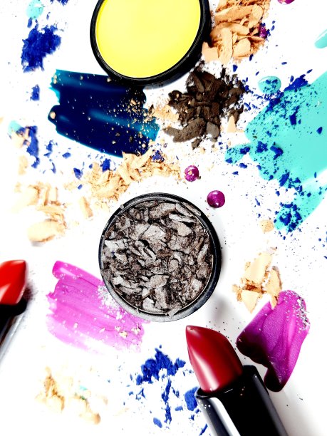 色彩丰富的化妆品背景用眼影、指甲油、粉、散粒眼影粉、彩妆组成图片下载