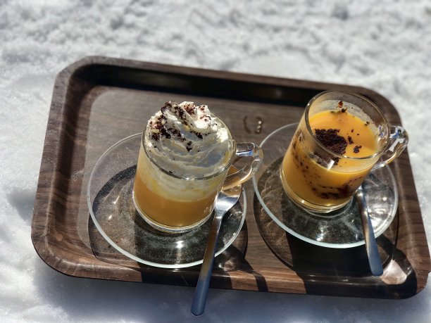 Bombardino !热蛋酒、白兰地和咖啡图片下载