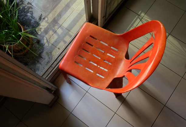 被人忽视的红椅子图片下载