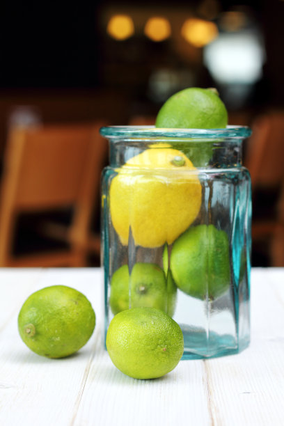 白色木桌上放着新鲜的柠檬图片下载