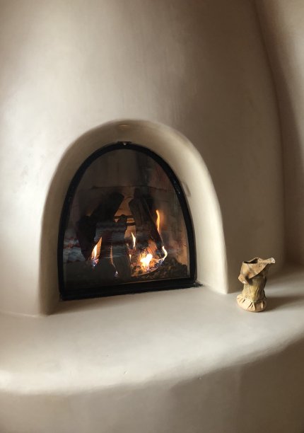 Kiva壁炉与火燃烧图片下载
