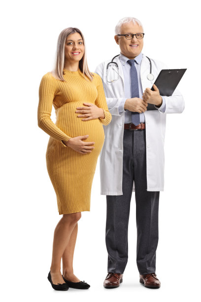 孕妇和成熟的医生站在身后全身照图片下载