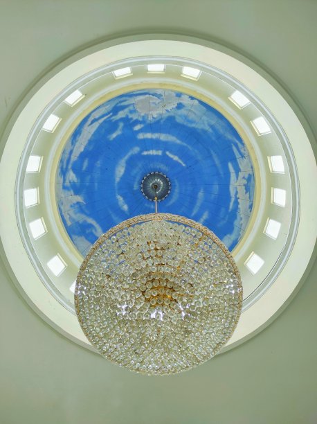 漂亮的水晶吊灯，上面有彩绘装饰图片下载