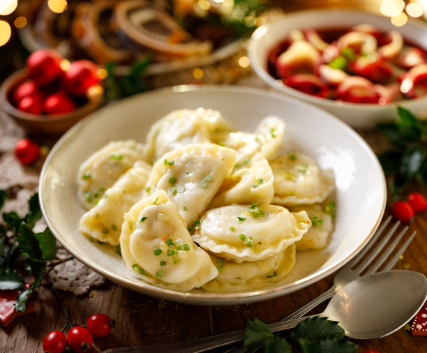 白色盘子里装着凝乳奶酪和土豆馅的饺子。图片下载