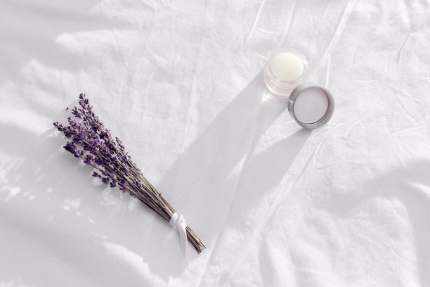 带薰衣草精油的香脂和带阴影的干花。香薰与健康梦的概念。图片下载