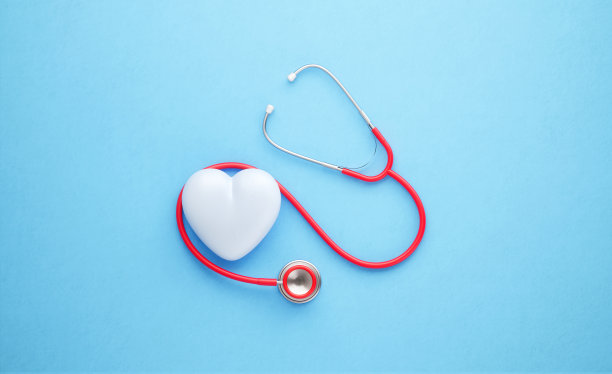 医疗保健和医学概念-红色听诊器和白色心形坐在蓝色背景图片下载