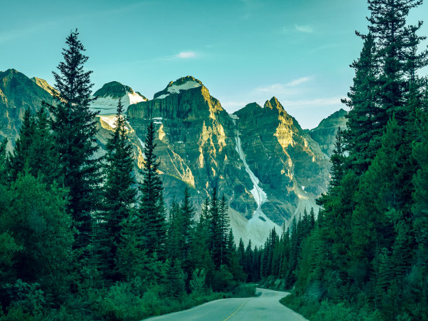 驾驶落基山脉图片下载