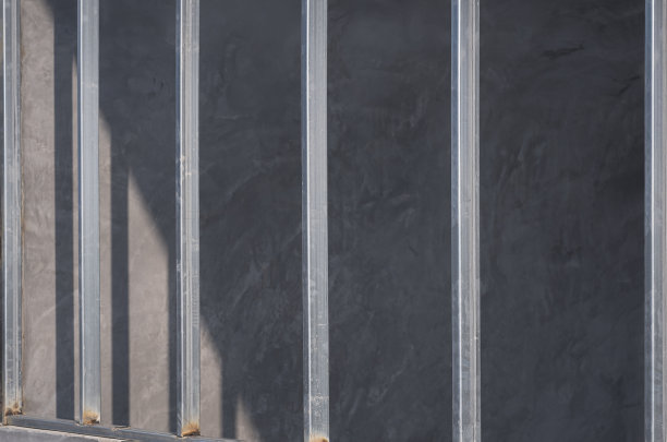 房屋施工现场区域墙体框架结构钢管与模糊阁楼水泥墙侧视图图片下载