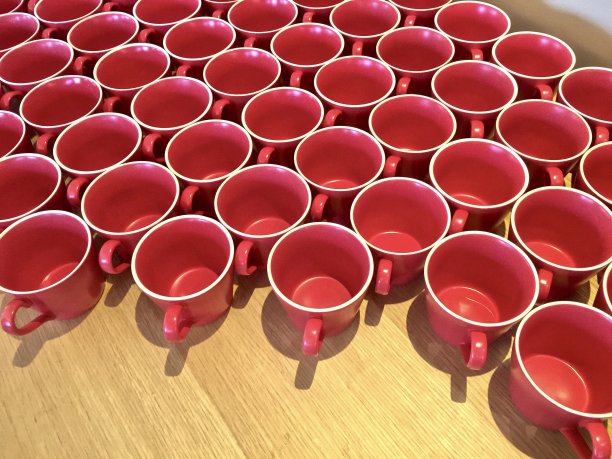 木桌和红咖啡杯图片下载