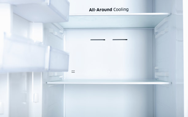 新的白色空冰箱，储物架，厨房电器。孤立的图片下载