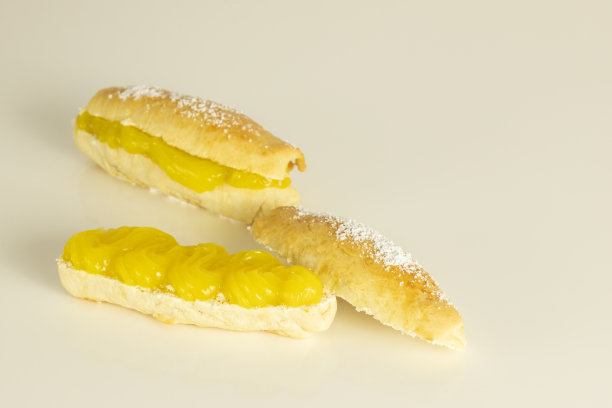 这是典型的安达卢西亚甜点，由生面团面包和奶油制成，是圣诞节和复活节的特别甜点。传统的家庭烹饪理念。水平照片和选择焦点图片下载