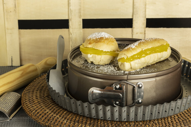 这是典型的安达卢西亚甜点，由生面团面包和奶油制成，是圣诞节和复活节的特别甜点。传统的家庭烹饪理念。水平照片和选择焦点图片下载