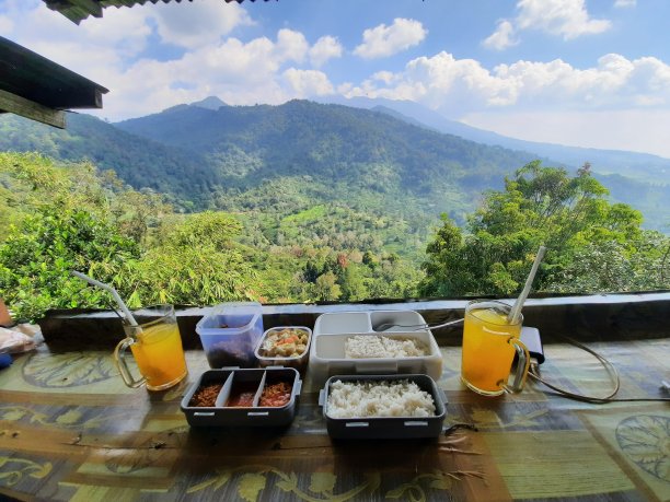 在群山的氛围中享受午餐图片下载
